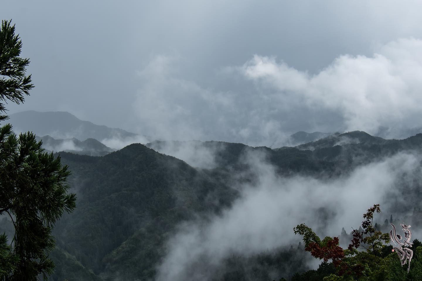 雨の日の大門付近からの眺望高野山に着いた途端に雷鳴と共に大雨。しばらく撮影を諦めて大門に行くと、山々の素晴らしい眺望が見れました。 – from Instagram