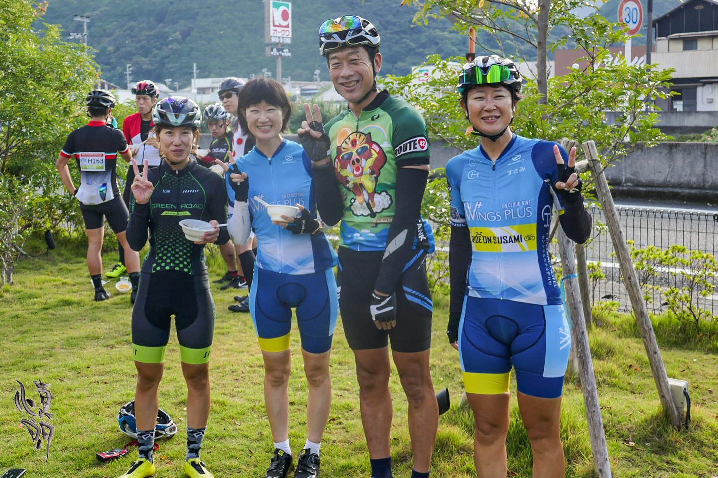 Instagram更新しました。 eg. 。こんにちは。和歌山のカメラマン・はれのひ工房の末藤です。いきなり鼻の下が伸びまくっているしゃしんですが、昨日は待ちに待ったライドオンすさみの自転車イベントでした。写真は左、今年の乗鞍ヒルクライム女子チャンピオンの佐野步選手です。右はいつも来てくれるロードレースの牧瀬翼翼選手です。牧瀬選手も過去乗鞍で優勝しています。真ん中は牧瀬選手の妹さんで、今回落車した方の救護にあたってくれて大変助かりました。ライドオンすさみは自転車で100kmと140kmのコース、主に海のすさみ町と日置川町、山と川の古座川を走るイベントライドです。始まって以来大人気のイベントでコロナで2年ぶりの開催でした。とにかくエイドの食べ物が美味しくて、140km走っても絶対にカロリーオーバーです！🤣海山川の景色が良いし、おじいちゃんおばちゃん子どもたちが沿道で応援してくれているし、和歌山の良いところギュッと詰まったライドでした。今回僕はサイクルリーダーというサポートスタッフとして参加しましたが、下りのコーナーでスリップした方を一人救護スタッフに引き継いだだけで無事に任務終了出来ました。その時に牧瀬選手の妹さんが機転効かせて的確に動いて頂いて助かりました。見た感じ、皆さん笑顔で満足そうで良かったです。また来年も暖かい温かい大会になりますよーに！個人的には、ちょうどキイジョウロが咲いていたり、キノコや星が日本有数のキレイさだったり、熊野ジオパークの見どころなど、まだまだ魅力たくさんあるので知ってもらいたいです！あと…鮎の塩焼きが食べれなかった… – from Instagram